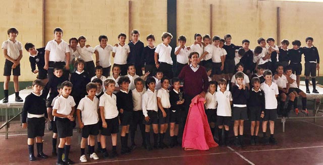 Alumnos de tercero de primaria del Colegio Highlands de Sevilla con Eduardo Dávila Miura Alumnos de tercero de primaria del Colegio Highlands de Sevilla con Eduardo Dávila Miura