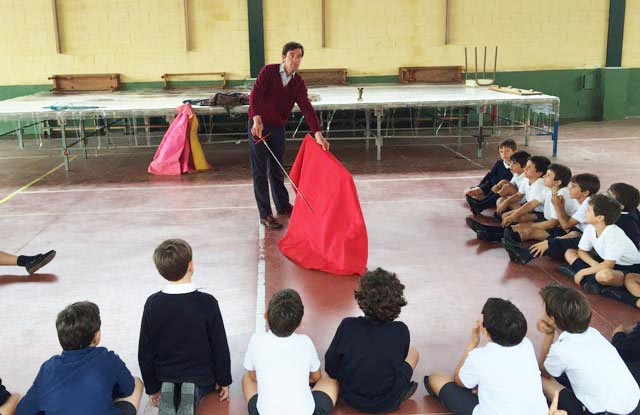 El maestro Eduardo Dávila Miura da unas explicaciones a los alumnos El maestro Eduardo Dávila Miura da unas explicaciones a los alumnos